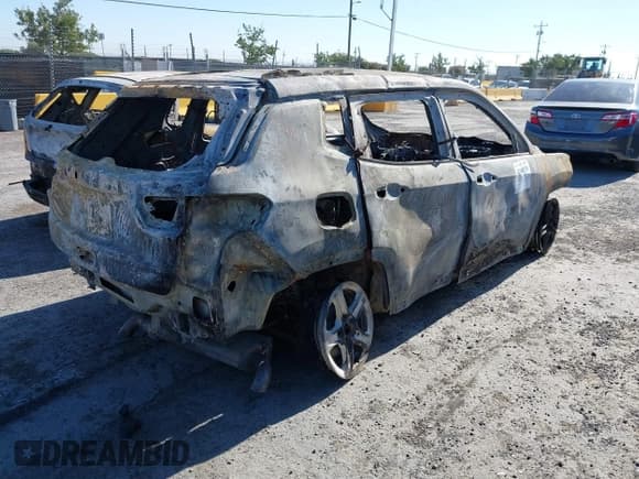 ✅ 2023 Jeep Compass Altitude • VIN: 3C4NJDBN8PT549672 • Lot: 42860359. Wystawiony na IAAI z przebiegiem Nie podano. Bezpłatny archiwum sprzedaży aukcyjnych z USA i szczegółowy raport historii pojazdu na DreamBid. Zdjęcie 4.