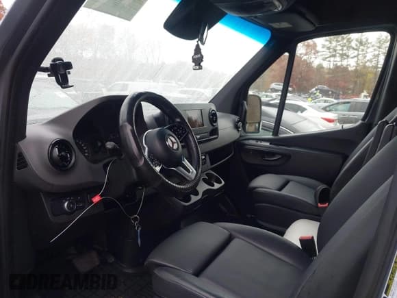 ✅ 2019 Mercedes-Benz Sprinter • VIN: WD4FF1CD3KT011868 • Lot: 43558977. Wystawiony na IAAI z przebiegiem 216 666 mil. Bezpłatny archiwum sprzedaży aukcyjnych z USA i szczegółowy raport historii pojazdu na DreamBid. Zdjęcie 5.