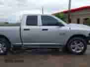 2018 Ram 1500 Tradesman z VIN 1C6RR6FG0JS280326, wystawiony jako IAAI lot #43422781 z przebiegiem 89 435 mil mil oraz . Historia ofert i sprzedaży dostępna na DreamBid. Obrazek 14.