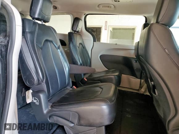 ✅ 2020 Chrysler Voyager LXi • VIN: 2C4RC1DG1LR172723 • Lot: 82142135. Wystawiony na Copart z przebiegiem 108 857 mil. Bezpłatny archiwum sprzedaży aukcyjnych z USA i szczegółowy raport historii pojazdu na DreamBid. Zdjęcie 11.