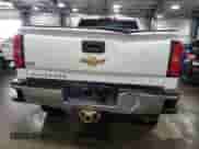 2015 Chevrolet Silverado 2500HD Work Truck z VIN 1GC1KUEG0FF623247, wystawiony jako Copart lot #55618025 z przebiegiem 165 890 mil mil oraz Szkoda całkowita • Salvage title. Historia ofert i sprzedaży dostępna na DreamBid. Obrazek 6.