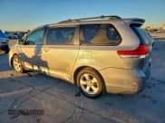 ✅ 2013 Toyota Sienna LE • VIN: 5TDKK3DCXDS281607 • Лот: 96292585. Опубликован ранее на Copart с пробегом 98 613 миль. Бесплатный доступ к архиву аукционных продаж из США и подробный отчёт об истории автомобиля на DreamBid. Изображение 2.