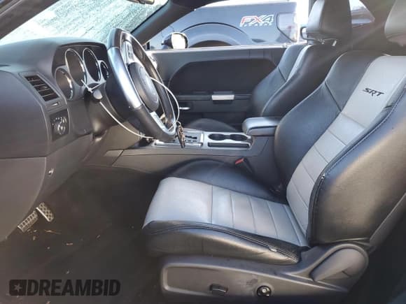 ✅ 2012 Dodge Challenger SRT-8 392 • VIN: 2C3CDYCJ3CH125406 • Lot: 82029284. Wystawiony na Copart z przebiegiem 81 141 mil. Bezpłatny archiwum sprzedaży aukcyjnych z USA i szczegółowy raport historii pojazdu na DreamBid. Zdjęcie 7.