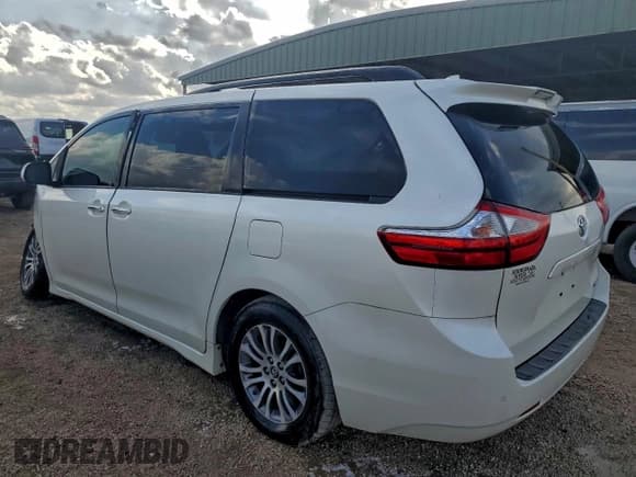 ✅ 2018 Toyota Sienna XLE • VIN: 5TDYZ3DC8JS953584 • Lot: 93465855. Wystawiony na Copart z przebiegiem 60 045 mil. Bezpłatny archiwum sprzedaży aukcyjnych z USA i szczegółowy raport historii pojazdu na DreamBid. Zdjęcie 2.