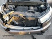 ✅ 2015 Toyota Highlander LE Plus • VIN: 5TDZKRFH9FS041607 • Лот: 92301905. Опубликован ранее на Copart с пробегом 238 832 миль. Бесплатный доступ к архиву аукционных продаж из США и подробный отчёт об истории автомобиля на DreamBid. Изображение 12.