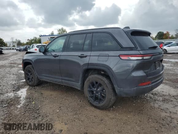✅ 2024 Jeep Grand Cherokee Altitude X • VIN: 1C4RJHAG4RC205752 • Lot: 81746385. Wystawiony na Copart z przebiegiem 8 896 mil. Bezpłatny archiwum sprzedaży aukcyjnych z USA i szczegółowy raport historii pojazdu na DreamBid. Zdjęcie 2.