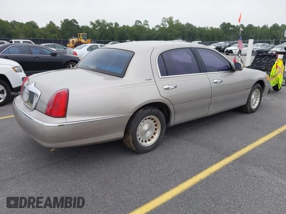 ✅ 1999 Lincoln Town Car Executive • VIN: 1LNHM81W5XY665105 • Lot: 42908252. Wystawiony na IAAI z przebiegiem 58 936 mil. Bezpłatny archiwum sprzedaży aukcyjnych z USA i szczegółowy raport historii pojazdu na DreamBid. Zdjęcie 4.