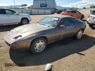 ✅ 1984 Porsche 928 • VIN: WP0JB0929ES860736 • Lot: 63927165. Wystawiony na Copart z przebiegiem 125 989 mil. Bezpłatny archiwum sprzedaży aukcyjnych z USA i szczegółowy raport historii pojazdu na DreamBid. Zdjęcie 1.