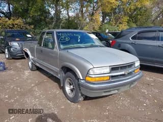 ✅ 2002 Chevrolet S-10 LS • VIN: 1GCCS19W328152427 • Лот: 43585700. Опубликован ранее на IAAI с пробегом 124 537 миль. Бесплатный доступ к архиву аукционных продаж из США и подробный отчёт об истории автомобиля на DreamBid. Изображение 1.