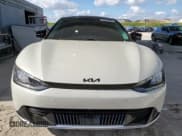 ✅ 2022 Kia EV6 Wind • VIN: KNDC3DLCXN5032322 • Lot: 53031884. Wystawiony na Copart z przebiegiem 45 369 mil. Bezpłatny archiwum sprzedaży aukcyjnych z USA i szczegółowy raport historii pojazdu na DreamBid. Zdjęcie 5.