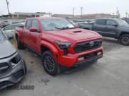 ✅ 2025 Toyota Tacoma SR • VIN: 3TYLB5JN1ST062638 • Лот: 42359245. Опубликован ранее на IAAI с пробегом 3 335 миль. Бесплатный доступ к архиву аукционных продаж из США и подробный отчёт об истории автомобиля на DreamBid. Изображение 1.