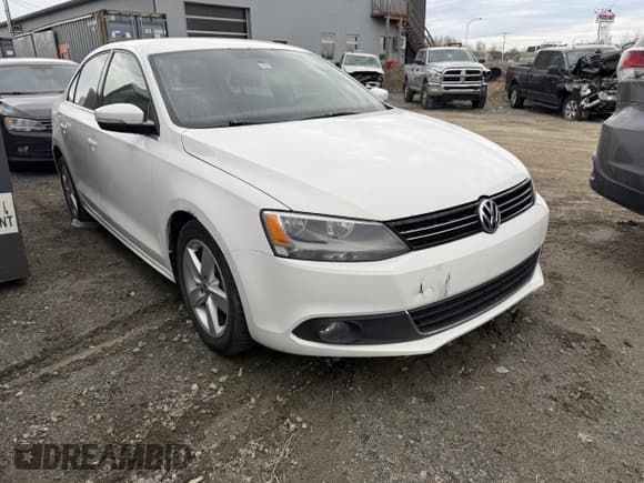 ✅ 2013 Volkswagen Jetta Comfortline • VIN: 3VWDL7AJ5DM380509 • Lot: 56701455. Wystawiony na Copart z przebiegiem 214 291 mil. Bezpłatny archiwum sprzedaży aukcyjnych z USA i szczegółowy raport historii pojazdu na DreamBid. Zdjęcie 4.