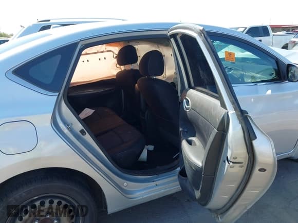 ✅ 2017 Nissan Sentra S • VIN: 3N1AB7AP3HY409102 • Lot: 43073487. Wystawiony na IAAI z przebiegiem Nie podano. Bezpłatny archiwum sprzedaży aukcyjnych z USA i szczegółowy raport historii pojazdu na DreamBid. Zdjęcie 8.