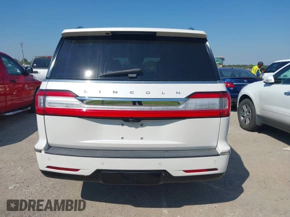 ✅ 2019 Lincoln Navigator Select • VIN: 5LMJJ3HT8KEL14611 • Lot: 43359323. Wystawiony na IAAI z przebiegiem 129 601 mil. Bezpłatny archiwum sprzedaży aukcyjnych z USA i szczegółowy raport historii pojazdu na DreamBid. Zdjęcie 16.