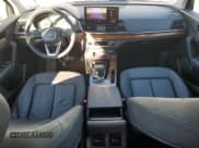 ✅ 2023 Audi Q5 Premium • VIN: WA1ABAFYXP2180968 • Lot: 81340835. Wystawiony na Copart z przebiegiem 11 537 mil. Bezpłatny archiwum sprzedaży aukcyjnych z USA i szczegółowy raport historii pojazdu na DreamBid. Zdjęcie 8.