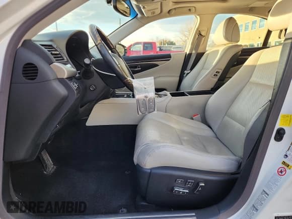 ✅ 2013 Lexus LS 460 • VIN: JTHCL5EF1D5019498 • Lot: 92529605. Wystawiony na Copart z przebiegiem 89 178 mil. Bezpłatny archiwum sprzedaży aukcyjnych z USA i szczegółowy raport historii pojazdu na DreamBid. Zdjęcie 7.