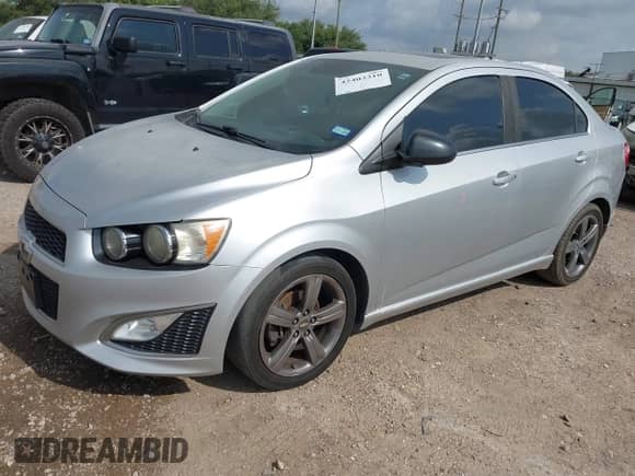 2015 Chevrolet Sonic RS z VIN 1G1JG5SBXF4121804, wystawiony jako IAAI lot #42403310 z przebiegiem 89 386 mil mil oraz . Historia ofert i sprzedaży dostępna na DreamBid. Obrazek 2.