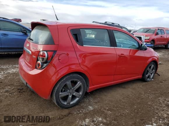 2013 Chevrolet Sonic RS z VIN 1G1JG6SB1D4150742, wystawiony jako Copart lot #88859145 z przebiegiem 96 024 mil mil oraz Czysty tytuł • Clean title. Historia ofert i sprzedaży dostępna na DreamBid. Obrazek 3.