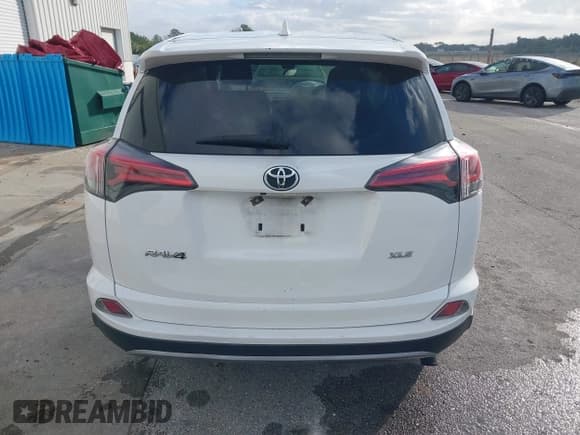 ✅ 2018 Toyota RAV4 XLE • VIN: 2T3WFREV2JW512910 • Lot: 42772049. Listed on IAAI with 138,019 mi. Free auction sales archive from the USA and detailed vehicle history report at DreamBid. Image 17.