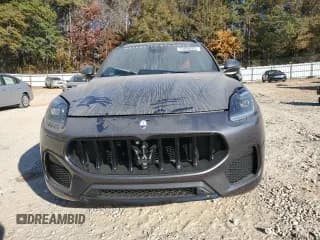 ✅ 2023 Maserati Grecale Modena • VIN: ZN682AVM6P7417525 • Lot: 75650563. Wystawiony na Copart z przebiegiem 198 mil. Bezpłatny archiwum sprzedaży aukcyjnych z USA i szczegółowy raport historii pojazdu na DreamBid. Zdjęcie 5.