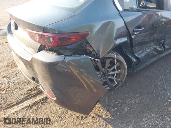 ✅ 2025 Mazda 3 S Preferred • VIN: 3MZBPACM6SM460155 • Lot: 42888430. Wystawiony na IAAI z przebiegiem 3 828 mil. Bezpłatny archiwum sprzedaży aukcyjnych z USA i szczegółowy raport historii pojazdu na DreamBid. Zdjęcie 6.