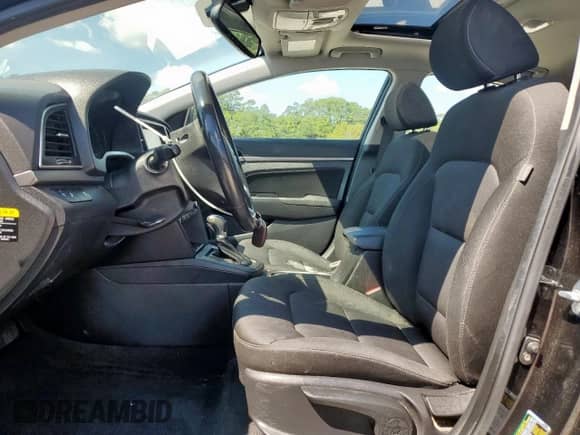 2018 Hyundai Elantra Value Edition z VIN KMHD84LF1JU663987, wystawiony jako Copart lot #82127765 z przebiegiem 75 732 mil mil oraz Czysty tytuł • Clean title. Historia ofert i sprzedaży dostępna na DreamBid. Obrazek 7.