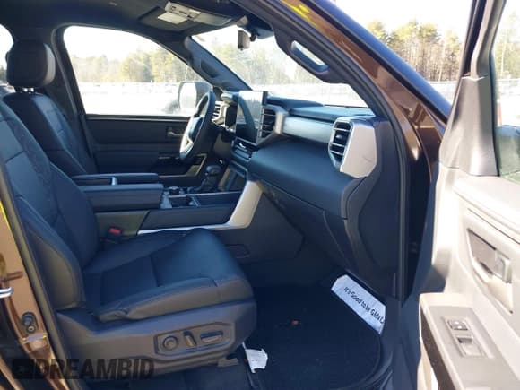 ✅ 2025 Toyota Tundra SR5 • VIN: 5TFWA5DB2SX259129 • Lot: 42224341. Wystawiony na IAAI z przebiegiem 549 mil. Bezpłatny archiwum sprzedaży aukcyjnych z USA i szczegółowy raport historii pojazdu na DreamBid. Zdjęcie 5.