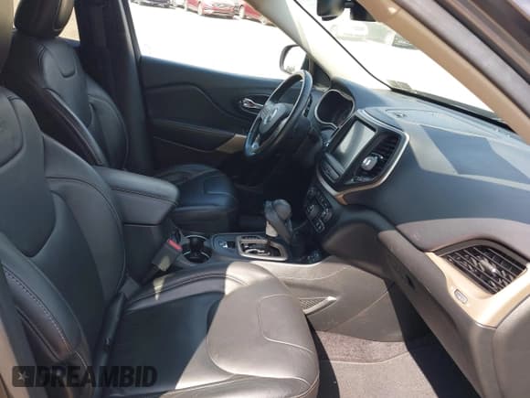 ✅ 2017 Jeep Cherokee Latitude • VIN: 1C4PJMCS2HW579551 • Lot: 43212042. Wystawiony na IAAI z przebiegiem 106 302 mil. Bezpłatny archiwum sprzedaży aukcyjnych z USA i szczegółowy raport historii pojazdu na DreamBid. Zdjęcie 5.