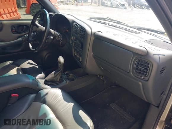 ✅ 2001 Chevrolet Blazer LT • VIN: 1GNDT13WX12214103 • Lot: 42939139. Wystawiony na IAAI z przebiegiem 54 848 mil. Bezpłatny archiwum sprzedaży aukcyjnych z USA i szczegółowy raport historii pojazdu na DreamBid. Zdjęcie 5.