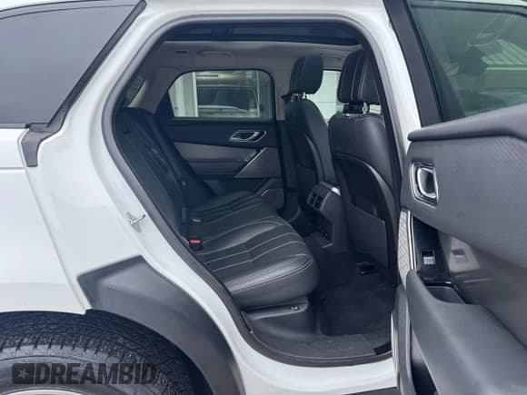 ✅ 2018 Land Rover Range Rover Velar S • VIN: SALYB2RN2JA745070 • Lot: 50449465. Wystawiony na Copart z przebiegiem 94 034 mil. Bezpłatny archiwum sprzedaży aukcyjnych z USA i szczegółowy raport historii pojazdu na DreamBid. Zdjęcie 6.