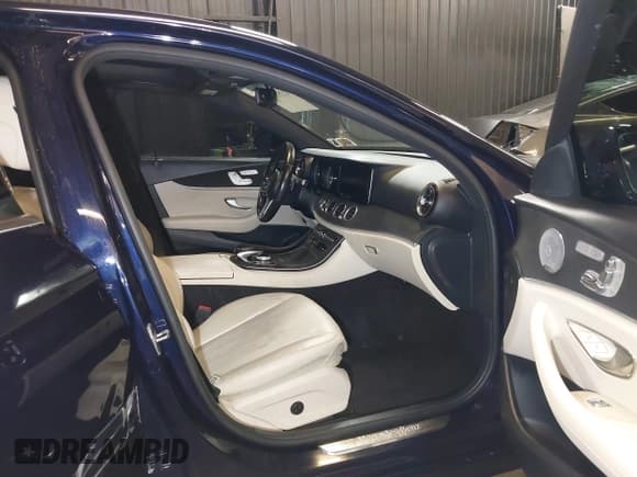 ✅ 2019 Mercedes-Benz E 300 • VIN: WDDZF4KB5KA563057 • Lot: 42253134. Listed on IAAI with 68,806 mi. Free auction sales archive from the USA and detailed vehicle history report at DreamBid. Image 5.