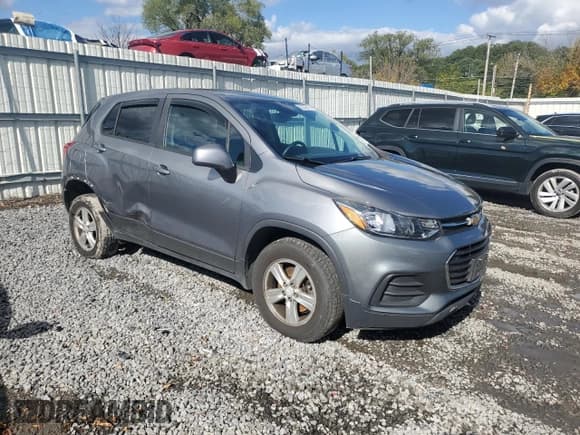 ✅ 2020 Chevrolet Trax LS • VIN: 3GNCJNSB5LL290286 • Lot: 82350215. Wystawiony na Copart z przebiegiem 69 895 mil. Bezpłatny archiwum sprzedaży aukcyjnych z USA i szczegółowy raport historii pojazdu na DreamBid. Zdjęcie 4.