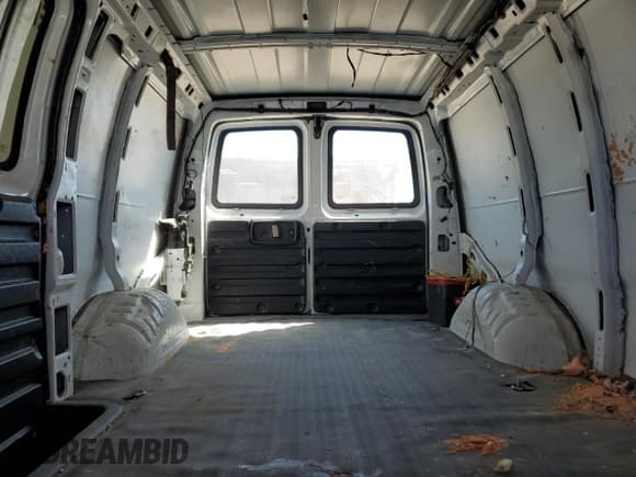 ✅ 2022 Chevrolet Express Cargo • VIN: 1GCWGAF70N1235841 • Lot: 84707025. Wystawiony na Copart z przebiegiem 57 987 mil. Bezpłatny archiwum sprzedaży aukcyjnych z USA i szczegółowy raport historii pojazdu na DreamBid. Zdjęcie 10.