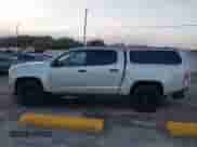 2018 Chevrolet Colorado 2WD LT z VIN 1GCGSCEN2J1229807, wystawiony jako IAAI lot #43391851 z przebiegiem 88 766 mil mil oraz . Historia ofert i sprzedaży dostępna na DreamBid. Obrazek 14.