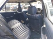 ✅ 1983 Mercedes-Benz 240 • VIN: WDBAB23A6DB379187 • Lot: 42003675. Wystawiony na IAAI z przebiegiem 61 941 mil. Bezpłatny archiwum sprzedaży aukcyjnych z USA i szczegółowy raport historii pojazdu na DreamBid. Zdjęcie 8.