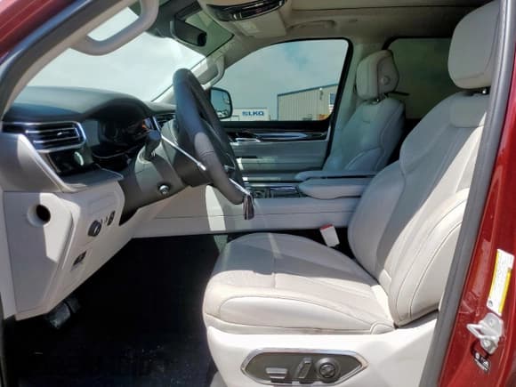 ✅ 2022 Jeep Wagoneer Series III • VIN: 1C4SJUDT6NS118082 • Лот: 67743375. Опубликован ранее на Copart с пробегом 45 306 миль. Бесплатный доступ к архиву аукционных продаж из США и подробный отчёт об истории автомобиля на DreamBid. Изображение 7.