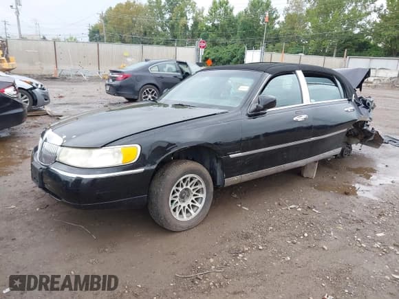 ✅ 2000 Lincoln Town Car Signature • VIN: 1LNHM82W1YY936080 • Lot: 43287202. Wystawiony na IAAI z przebiegiem 162 731 mil. Bezpłatny archiwum sprzedaży aukcyjnych z USA i szczegółowy raport historii pojazdu na DreamBid. Zdjęcie 20.