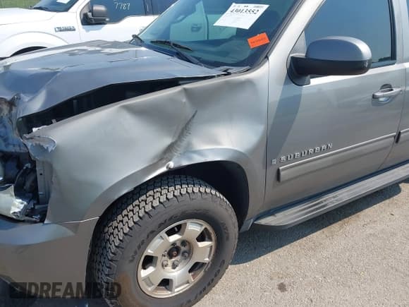 ✅ 2009 Chevrolet Suburban 2LT • VIN: 1GNFK26339R245991 • Lot: 43013552. Wystawiony na IAAI z przebiegiem 215 814 mil. Bezpłatny archiwum sprzedaży aukcyjnych z USA i szczegółowy raport historii pojazdu na DreamBid. Zdjęcie 17.