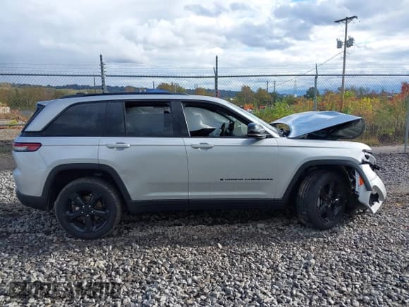 ✅ 2023 Jeep Grand Cherokee Laredo • VIN: 1C4RJHAG5P8829642 • Lot: 43522405. Wystawiony na IAAI z przebiegiem 26 012 mil. Bezpłatny archiwum sprzedaży aukcyjnych z USA i szczegółowy raport historii pojazdu na DreamBid. Zdjęcie 13.