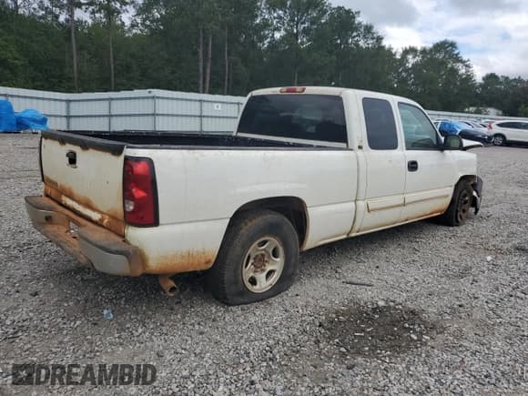 ✅ 2006 Chevrolet Silverado 1500 LS • VIN: 2GCEC19T561153423 • Лот: 84610645. Опубликован ранее на Copart с пробегом 303 107 миль. Бесплатный доступ к архиву аукционных продаж из США и подробный отчёт об истории автомобиля на DreamBid. Изображение 3.
