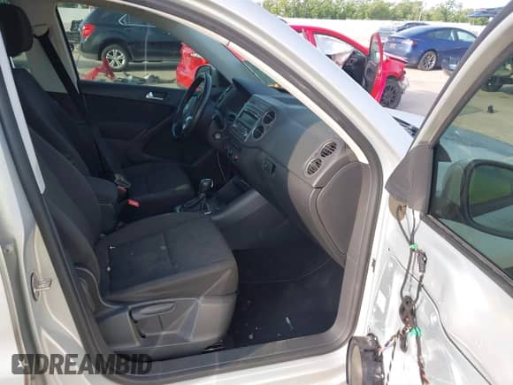 2013 Volkswagen Tiguan SE z VIN WVGAV7AX9DW542089, wystawiony jako IAAI lot #42212502 z przebiegiem 173 804 mil mil oraz . Historia ofert i sprzedaży dostępna na DreamBid. Obrazek 5.