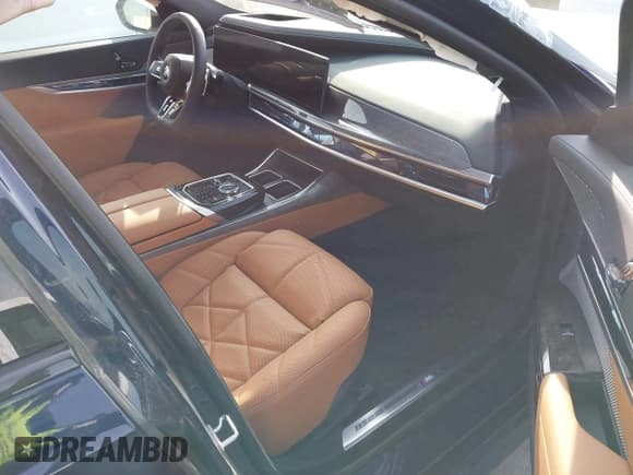 ✅ 2025 BMW 7 Series 740i • VIN: WBA23EH04SCT46794 • Lot: 41458680. Wystawiony na IAAI z przebiegiem 1 122 mil. Bezpłatny archiwum sprzedaży aukcyjnych z USA i szczegółowy raport historii pojazdu na DreamBid. Zdjęcie 5.