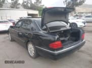✅ 1999 Mercedes-Benz E 320 • VIN: WDBJF65H6XA749196 • Лот: 43668198. Опубликован ранее на IAAI с пробегом 182 022 миль. Бесплатный доступ к архиву аукционных продаж из США и подробный отчёт об истории автомобиля на DreamBid. Изображение 3.