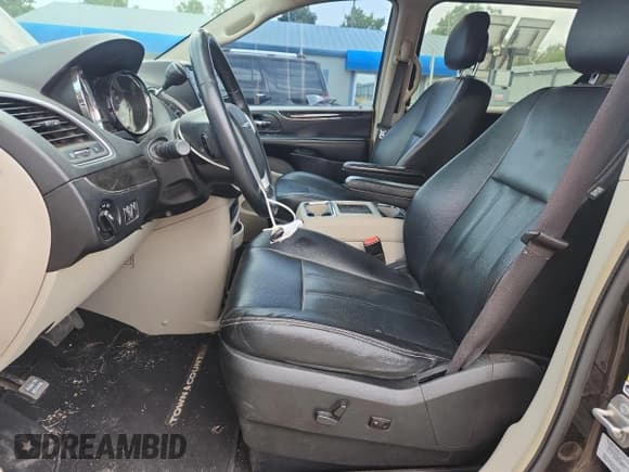 ✅ 2016 Chrysler Town & Country LX • VIN: 2C4RC1AG9GR111954 • Лот: 65642445. Опубликован ранее на Copart с пробегом 141 425 миль. Бесплатный доступ к архиву аукционных продаж из США и подробный отчёт об истории автомобиля на DreamBid. Изображение 7.