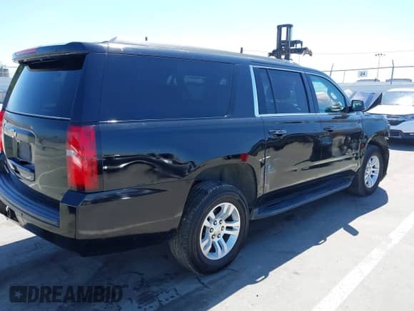 2018 Chevrolet Suburban LS z VIN 1GNSKGKC6JR150248, wystawiony jako IAAI lot #42219120 z przebiegiem 48 321 mil mil oraz . Historia ofert i sprzedaży dostępna na DreamBid. Obrazek 4.