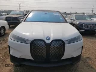 ✅ 2023 BMW iX xDrive50 • VIN: WB523CF03PCL70680 • Lot: 52704593. Wystawiony na Copart z przebiegiem 1 621 mil. Bezpłatny archiwum sprzedaży aukcyjnych z USA i szczegółowy raport historii pojazdu na DreamBid. Zdjęcie 5.