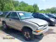 1999 Chevrolet Blazer LS z VIN 1GNCT18W3XK116060, wystawiony jako IAAI lot #42213762 z przebiegiem 216 788 mil mil oraz . Historia ofert i sprzedaży dostępna na DreamBid. Obrazek 1.