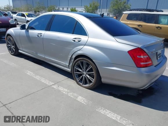 ✅ 2010 Mercedes-Benz S 550 • VIN: WDDNG7BB9AA327734 • Lot: 42142563. Wystawiony na IAAI z przebiegiem 104 080 mil. Bezpłatny archiwum sprzedaży aukcyjnych z USA i szczegółowy raport historii pojazdu na DreamBid. Zdjęcie 3.