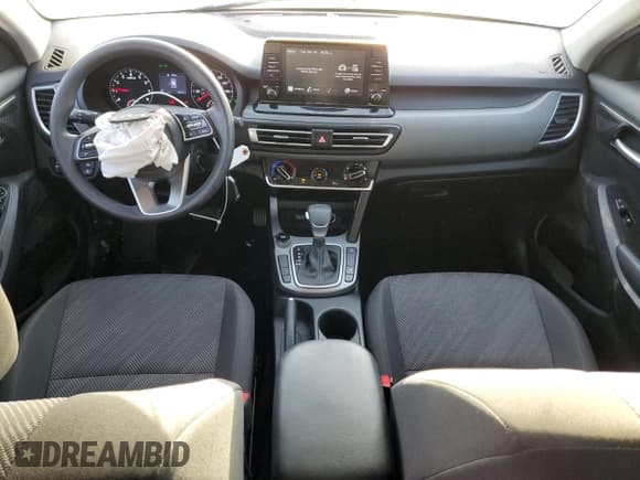 ✅ 2022 Kia Seltos LX • VIN: KNDEPCAA6N7332100 • Lot: 84451025. Wystawiony na Copart z przebiegiem 39 254 mil. Bezpłatny archiwum sprzedaży aukcyjnych z USA i szczegółowy raport historii pojazdu na DreamBid. Zdjęcie 8.