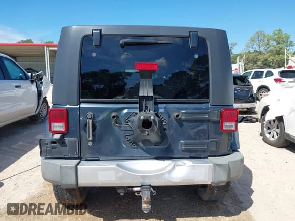 ✅ 2008 Jeep Wrangler Unlimited Sahara • VIN: 1J4GA59128L571725 • Lot: 43249920. Listed on IAAI with 185,270 mi. Free auction sales archive from the USA and detailed vehicle history report at DreamBid. Image 16.